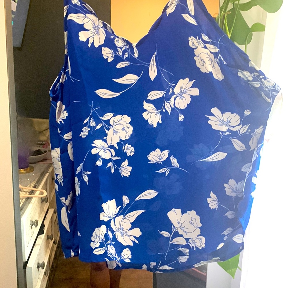 Cute blue and white flower top